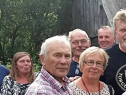Sellele pildile on jäänud (vasakult) Heigo Kips, Aare Põld, Tema Majesteet kuninganna Imbi, Arvi Heinmaa, kuningriigi vardja Kaupo Vipp, Õie Väli, Tema Majesteet kuningas Kirill I, Lilli Vipp ning rahvale jagamiseks Torgu riigipirukat ehk sünnipäevatorti lahti lõikav Kaire Ley.