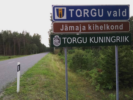 Torgu Kuningriigi ja Eesti Vabariigi maismaapiiril, Kuressaare-Sääre maanteel (august 2017)