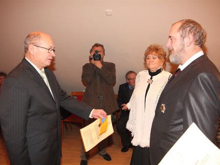 Torgu Kuningriigi kindralkuberner Valdek Kaus (vasakul) Kirill I kroonimise XX aastapäeval, 30.11. 2012 Laadla seltsimajas