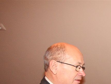 Torgu Kuningriigi kindralkuberner Valdek Kaus (vasakul) Kirill I kroonimise XX aastapäeval, 30.11. 2012 Laadla seltsimajas