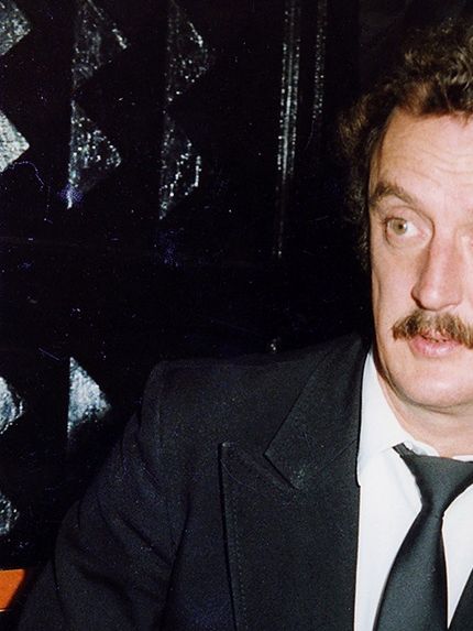 Kuningas Kirill I 1992 aasta lõpul, mil kuningriigile polnud veel kinnitatud selle tänapäevast ristilippu. Pildil on näha üks Eesti Kuningriigi jaoks välja pakutud lipukavandeist, sini-must-valge “Union Jack”
