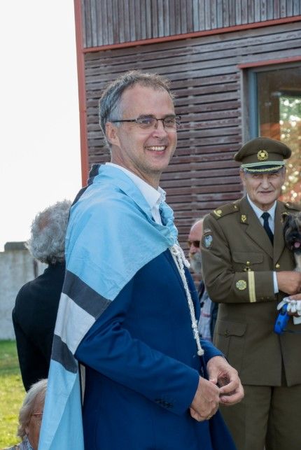Säärel, mõni hetk peale Tema Majesteedi Kristian I ametisse vannutamist. Kroonimispidustusi on oodata 2023 aasta alguses.